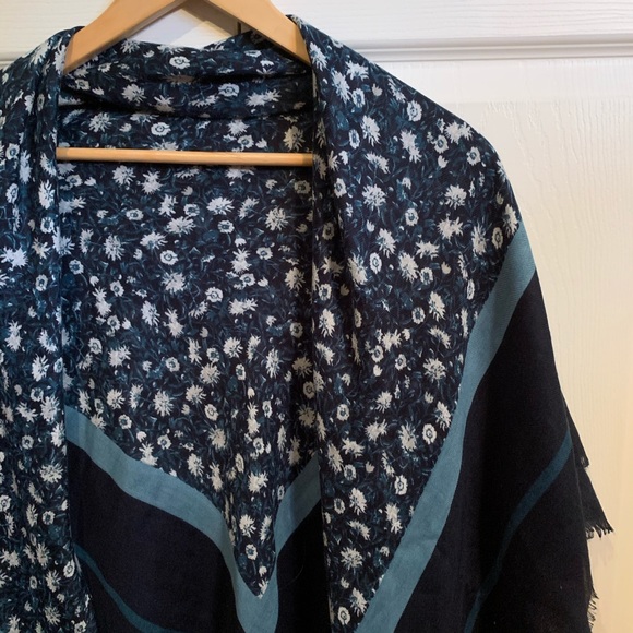 Scarf/Shawl - Picture 2 of 4